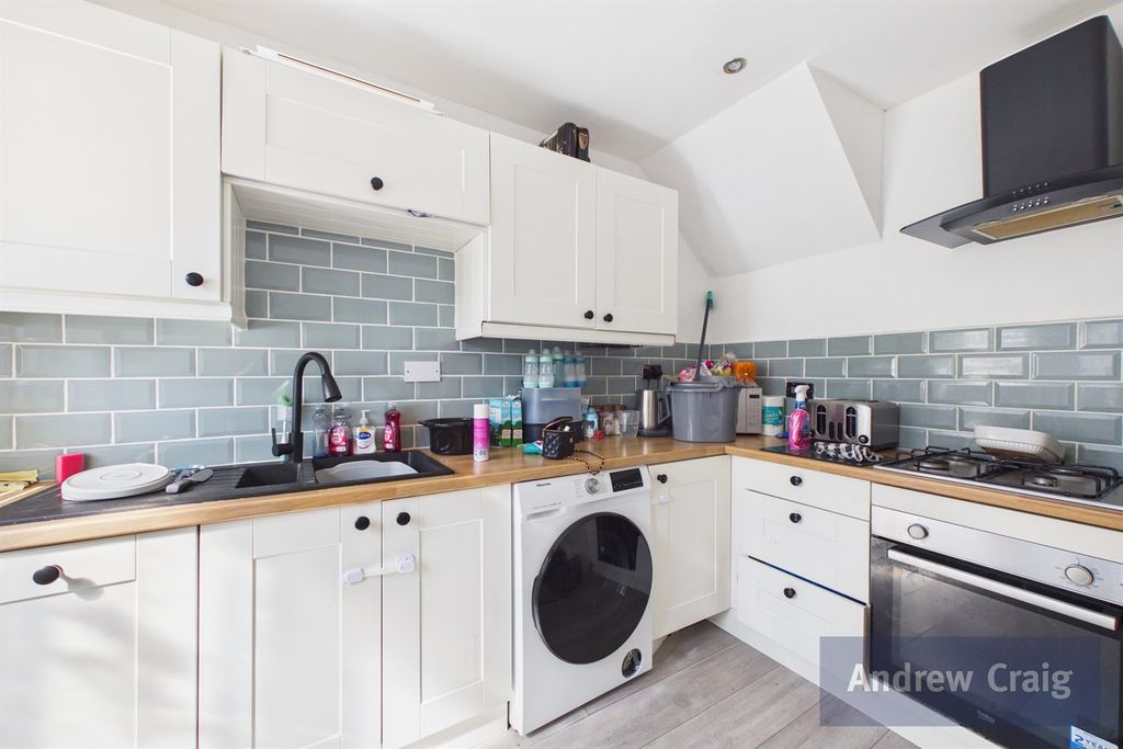 Property photo 3 of 7 Kitchen