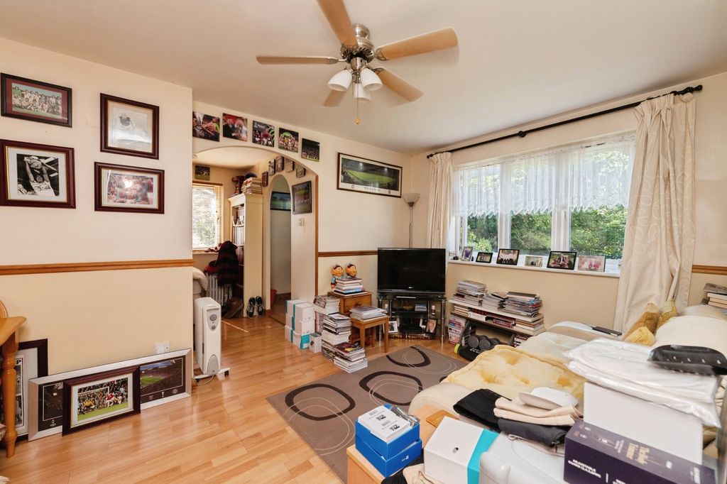 Property photo 2 of 16 Lounge