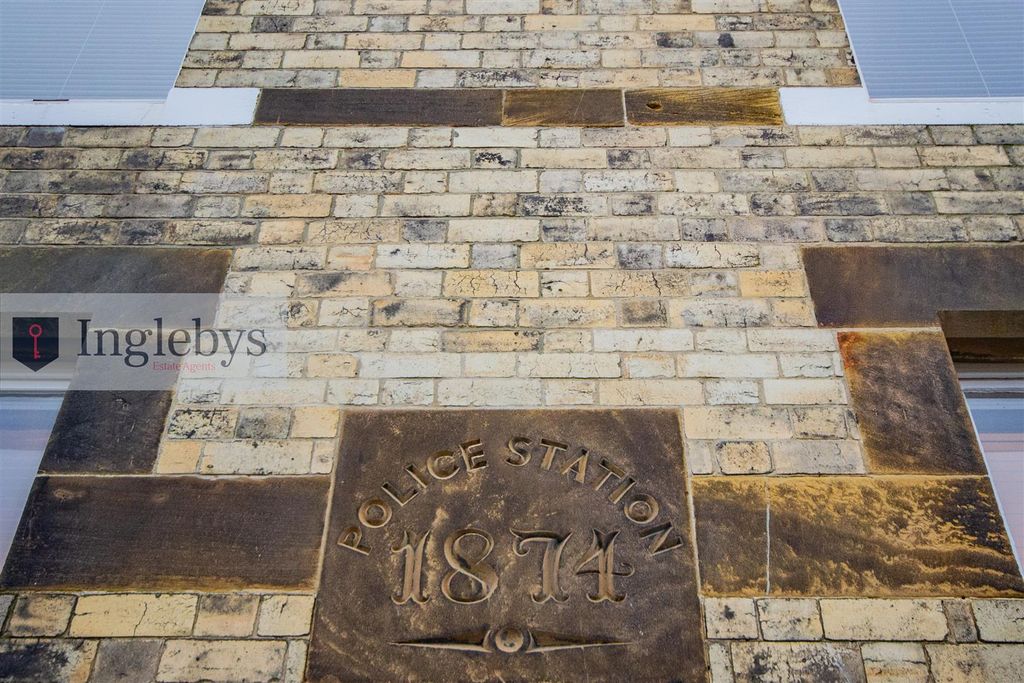 Property photo 2 of 40