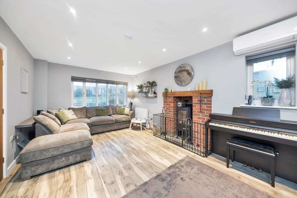 Property photo 3 of 28