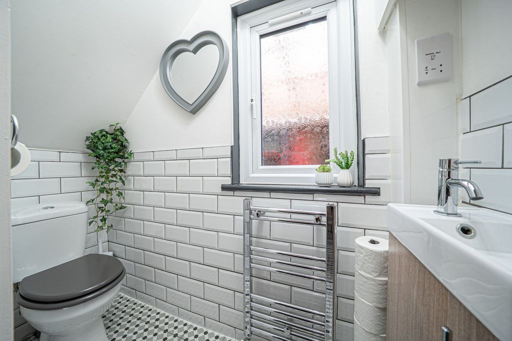Property photo 3 of 35 Cloakroom