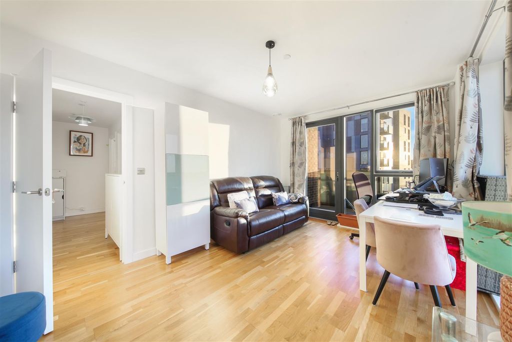 Property photo 2 of 13 Flat 66, Centenary Heights - J5Ue6N7Qccdlweep2Lzg.