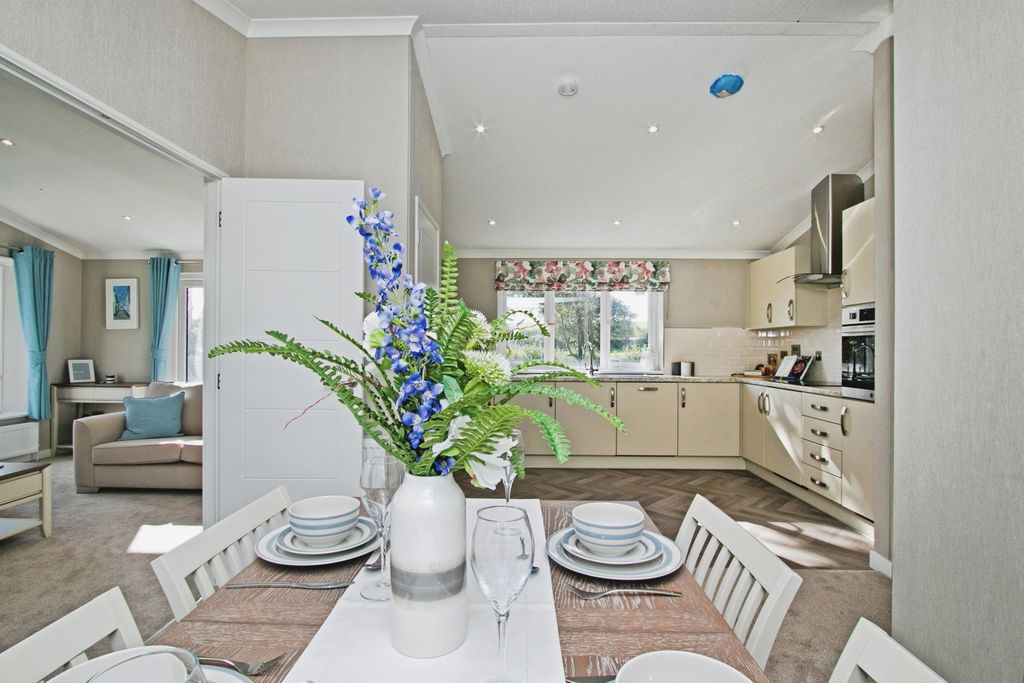 Property photo 3 of 16 Kitchen Diner