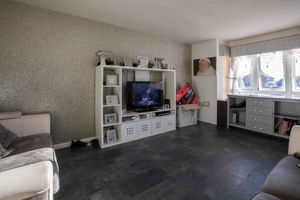 Property photo 2 of 28