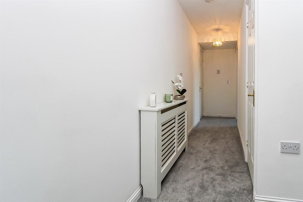 Property photo 3 of 9 Entrance Hall