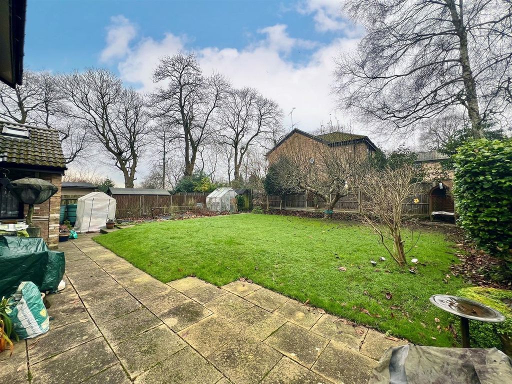 Property photo 2 of 18 Garden