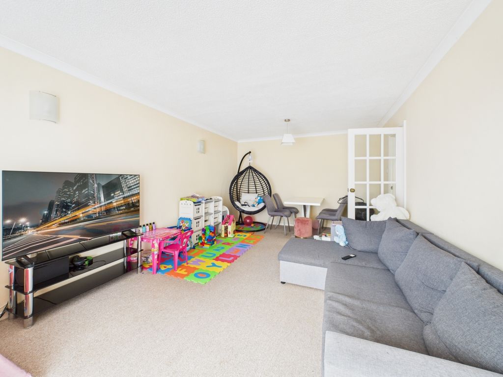 Property photo 3 of 8 Cam01740G0-Pr0469-Still006