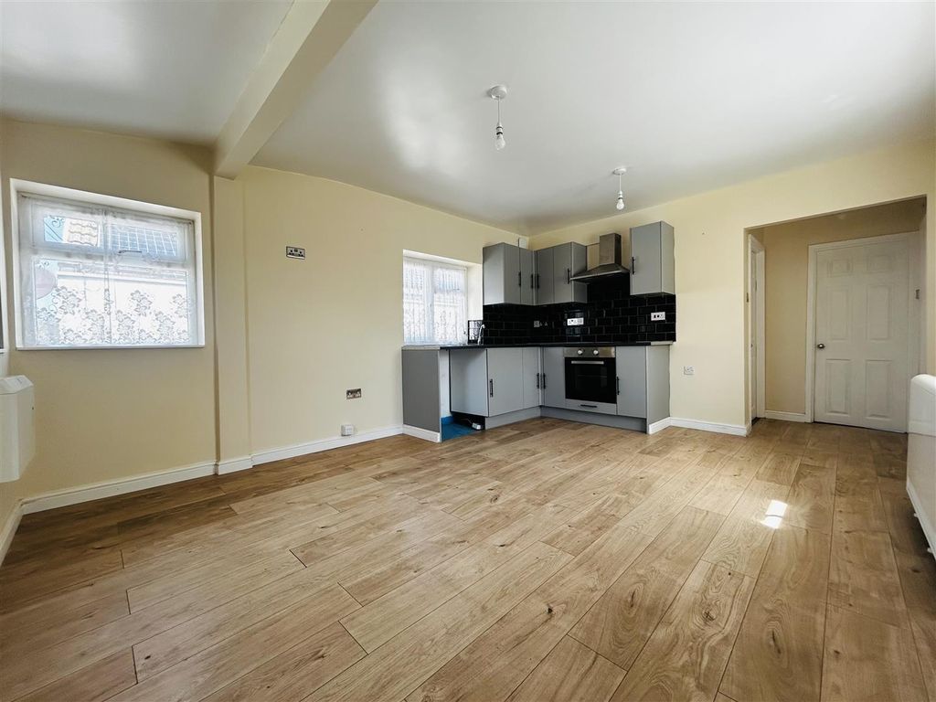 Property photo 2 of 9 Lounge Kitchenette