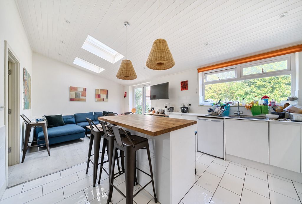 Property photo 1 of 16 1303874-15-68553d...