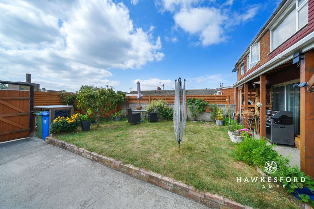 Property photo 2 of 15 Queenborough Road - Garden