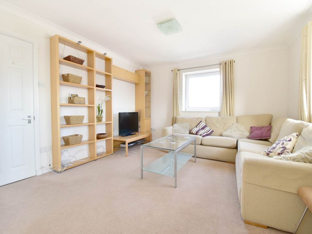 Property photo 1 of 18 Lounge 3