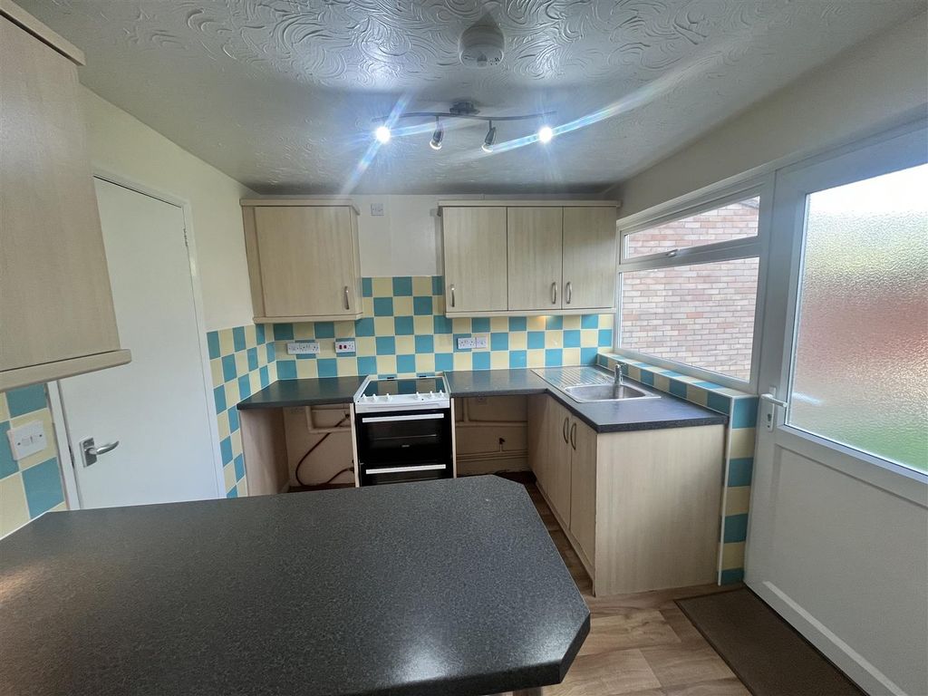 Property photo 3 of 11 Kitchen