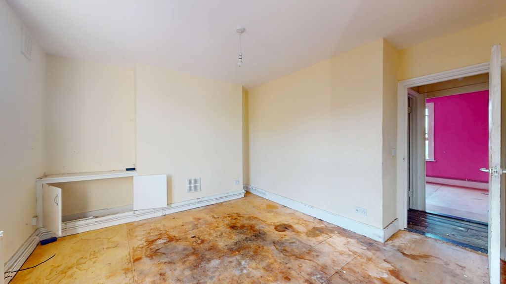 Property photo 3 of 12 Flat C, 276 Amhurst Road, Stoke Newington, London, N16 7Up
