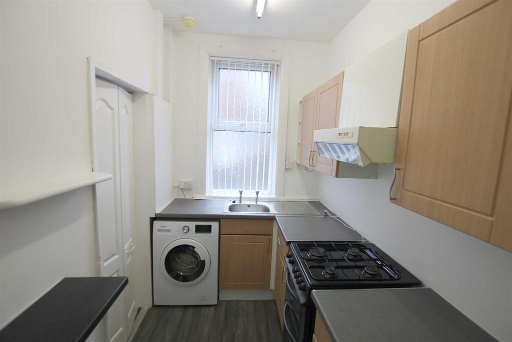 Property photo 3 of 8 Kitchen: