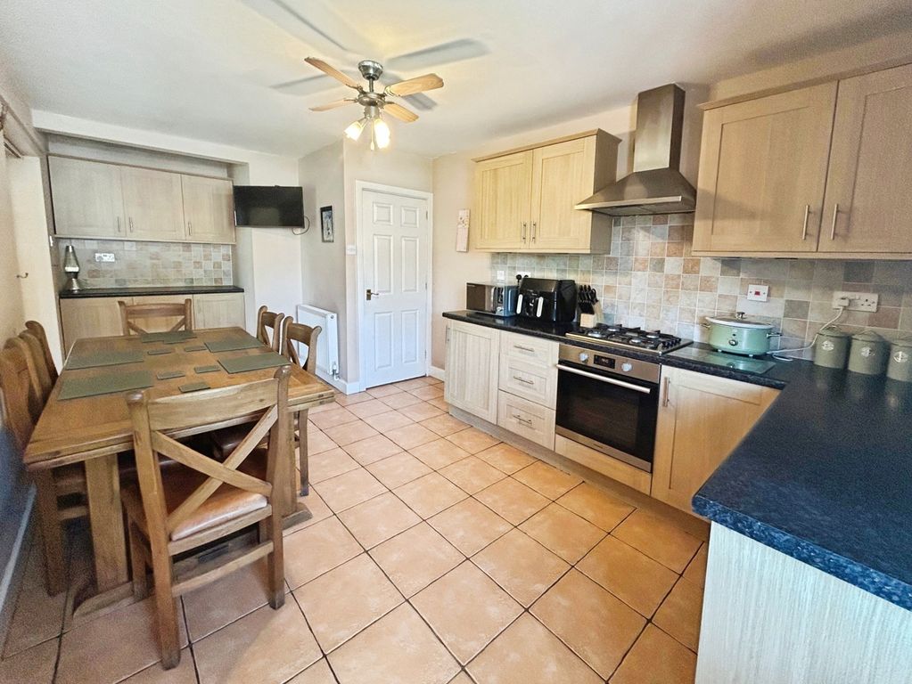 Property photo 3 of 27 Kitchen