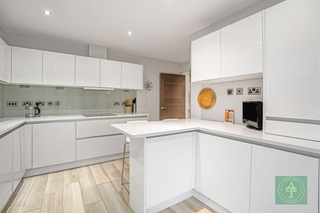 Additional image 7 of 3 bed flat for sale50 Village Road, Bush Hill Park, Enfield EN1