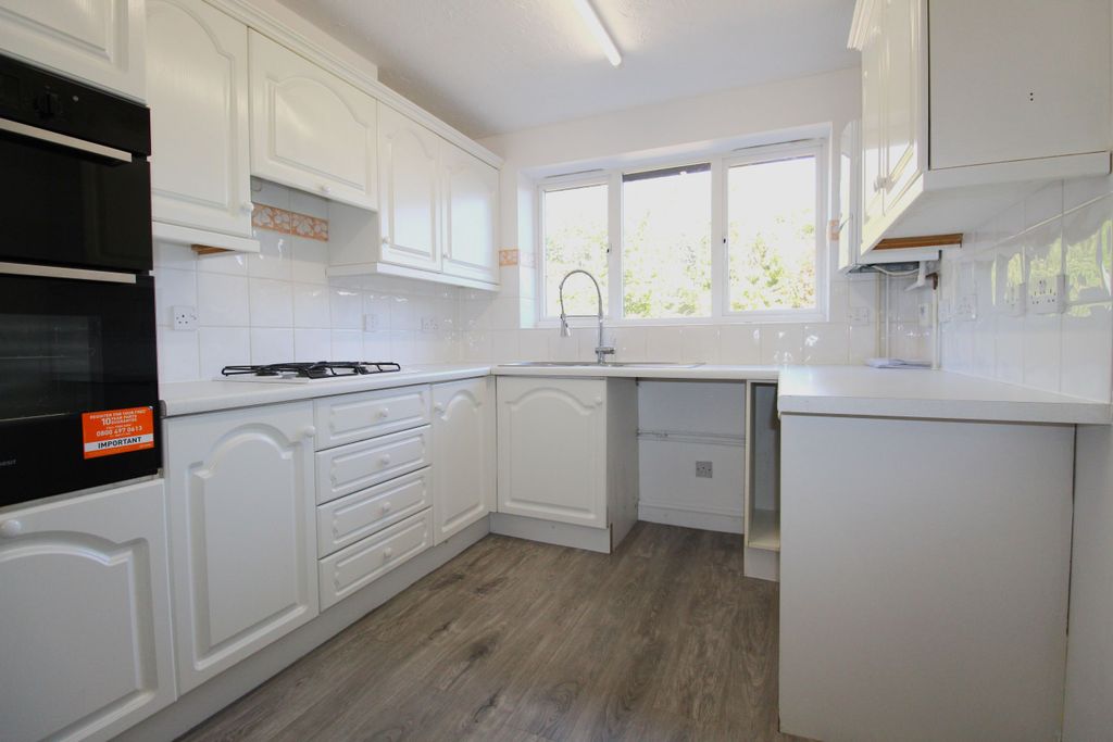Property photo 3 of 17 Kitchen