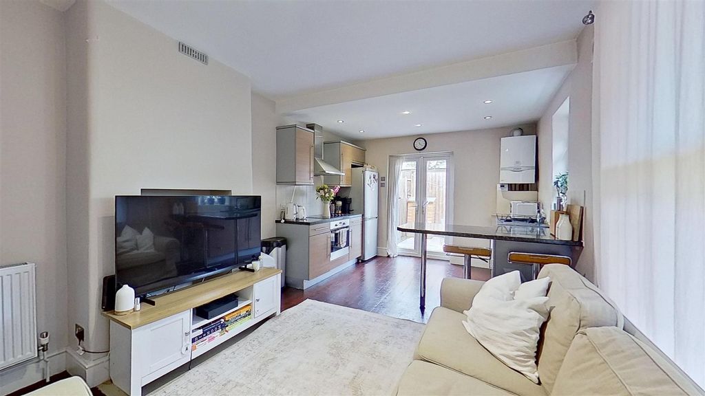 Property photo 3 of 14 Penwith-Road-Earlsfield-Sw18-05052026_152846.Jpg