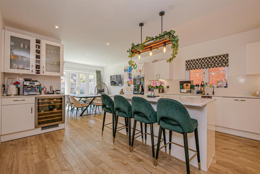 Property photo 2 of 20 Kitchen/Breakfast Room