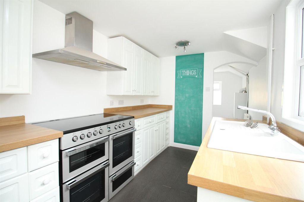 Property photo 2 of 17 37 Upper Denmark Road Kitchen.Jpg