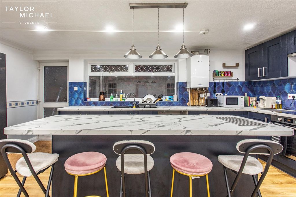 Property photo 2 of 28 Kitchen