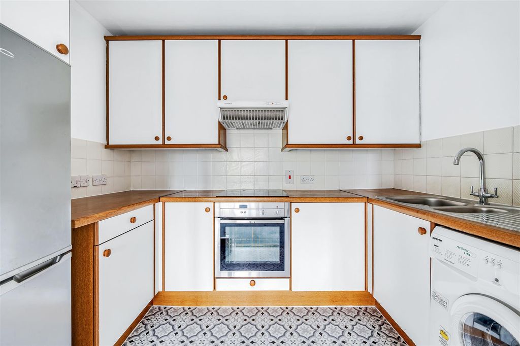 Property photo 3 of 11 93 Beechwood Grove-6.Jpg