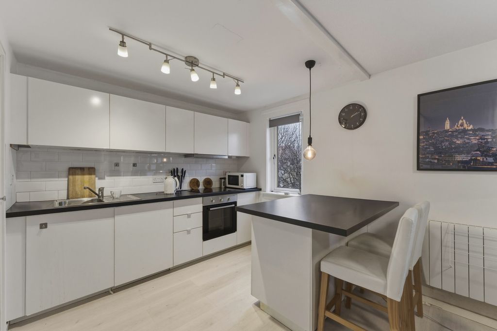 Property photo 2 of 30