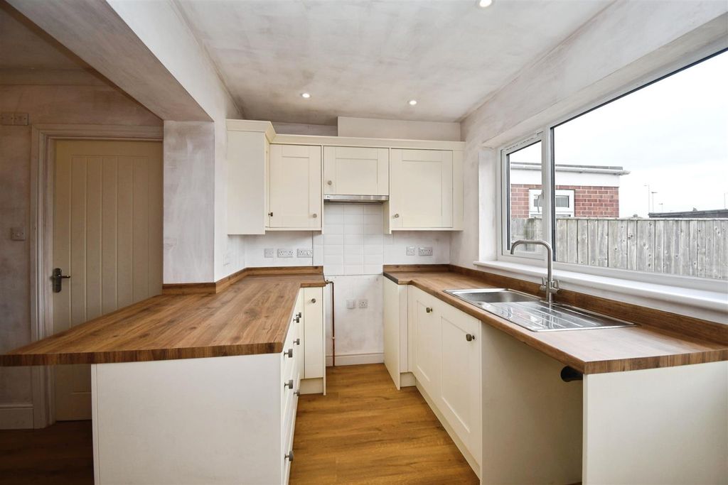 Property photo 3 of 18 Kitchen