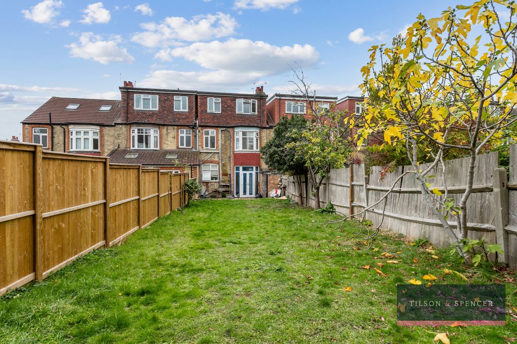 Property photo 2 of 18 101020255_Tils_29 Hawthorn Avenue _N13 4Ju_019_Wm