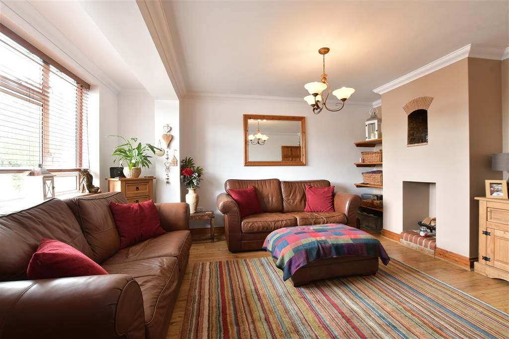 Property photo 2 of 16 Lounge