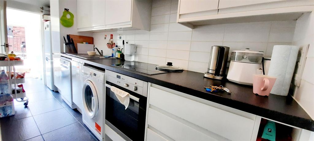 Property photo 3 of 12 Kitchen