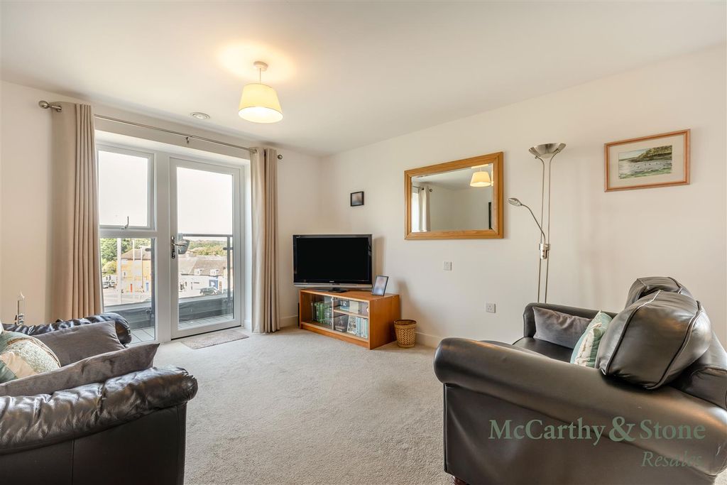 Property photo 3 of 21 8700654-Interior15.Jpg