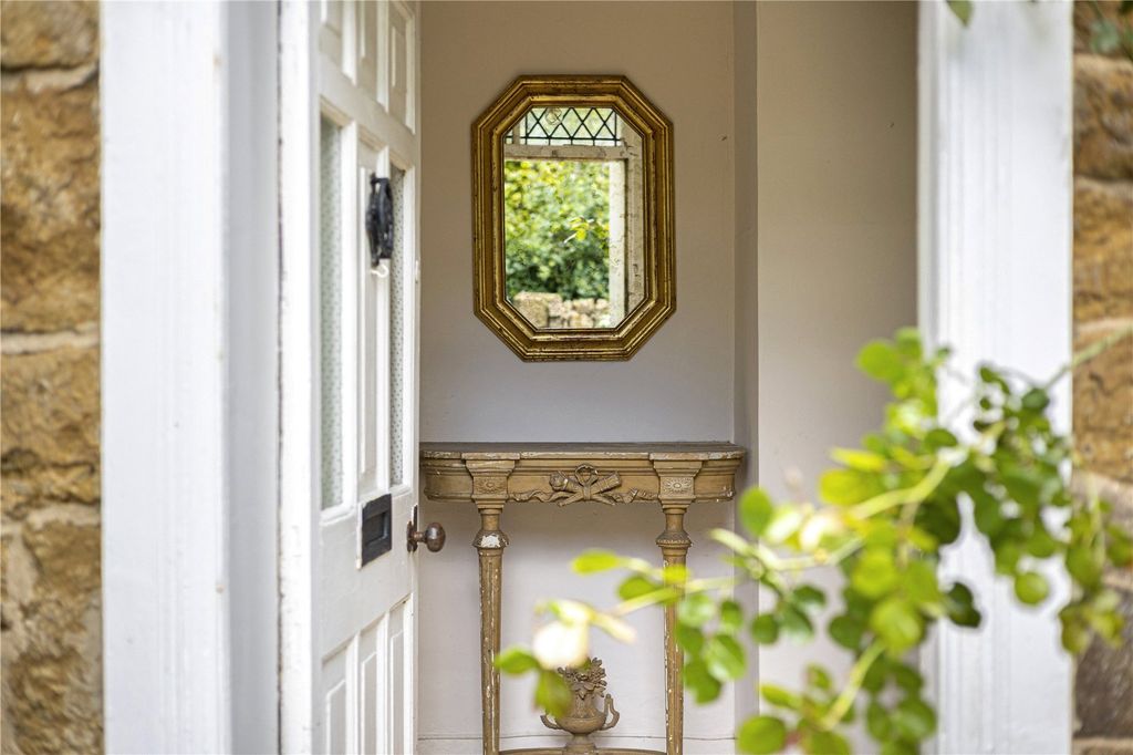 Property photo 3 of 16 Hallway