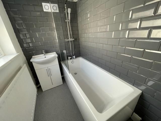 Property photo 1 of 10 Bathroom