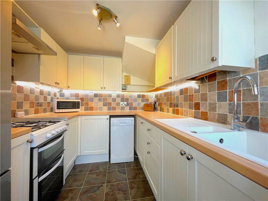 Property photo 3 of 11 Kitchen