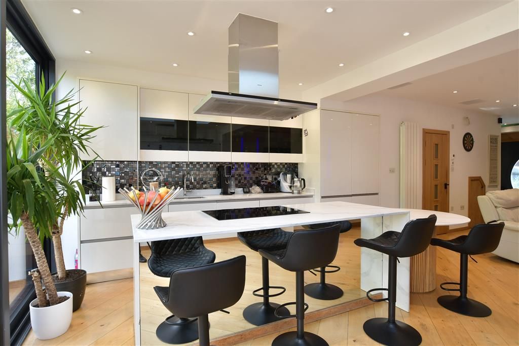 Property photo 3 of 16 Kitchen