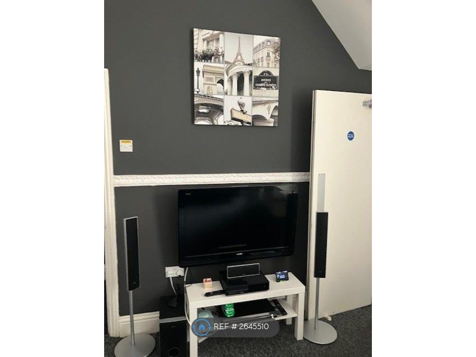 Property photo 3 of 12 Smart Tv & 'dolby' Surround System
