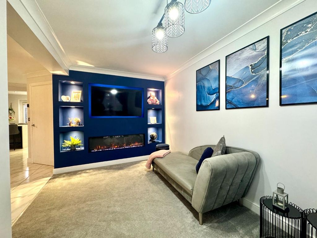 Property photo 3 of 18 Lounge