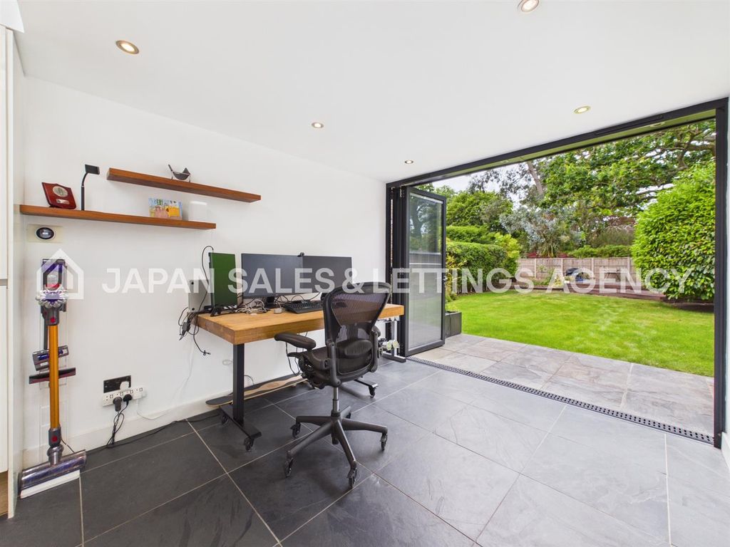 Property photo 2 of 7 Cam04401G0-Pr0135-Still010.Jpg