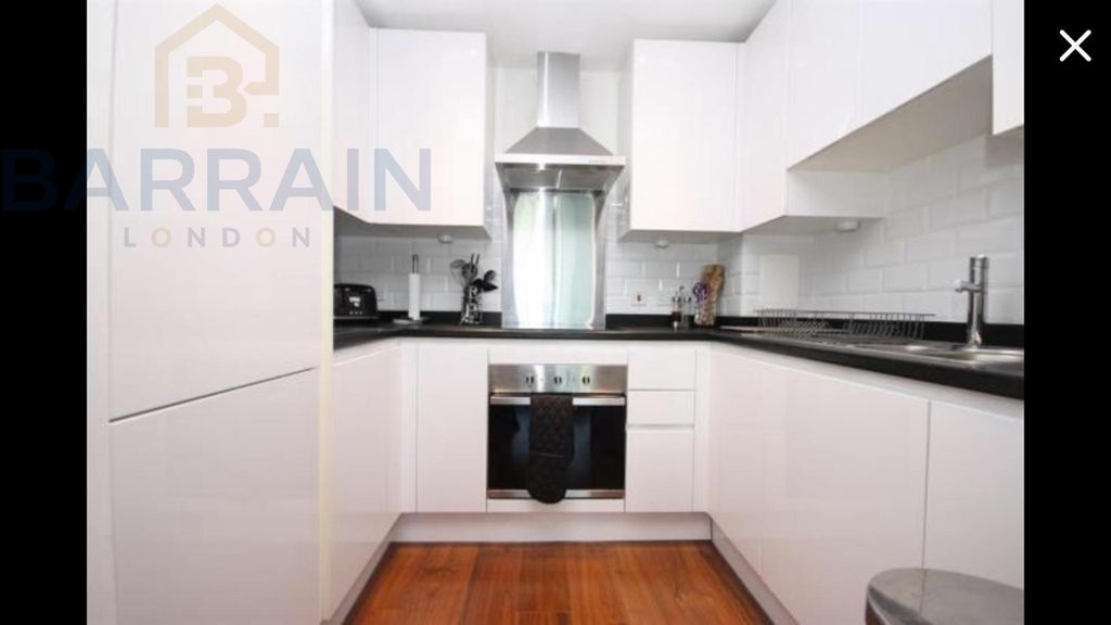 Property photo 3 of 7 Flat For Sale, Lincoln Plaza, London, E14 By Barrain London Estate Agency (Fitted Kitchen)