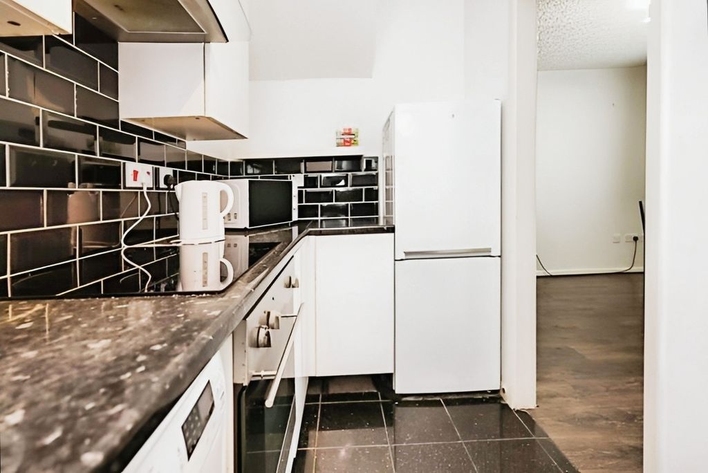 Property photo 2 of 13 5B3A4300-15_Cbr230065_Img_08_0000_Max_656x437
