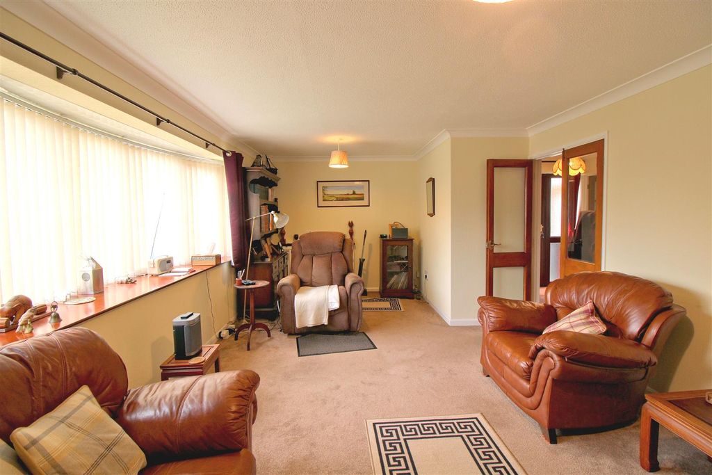 Property photo 2 of 20 Lounge