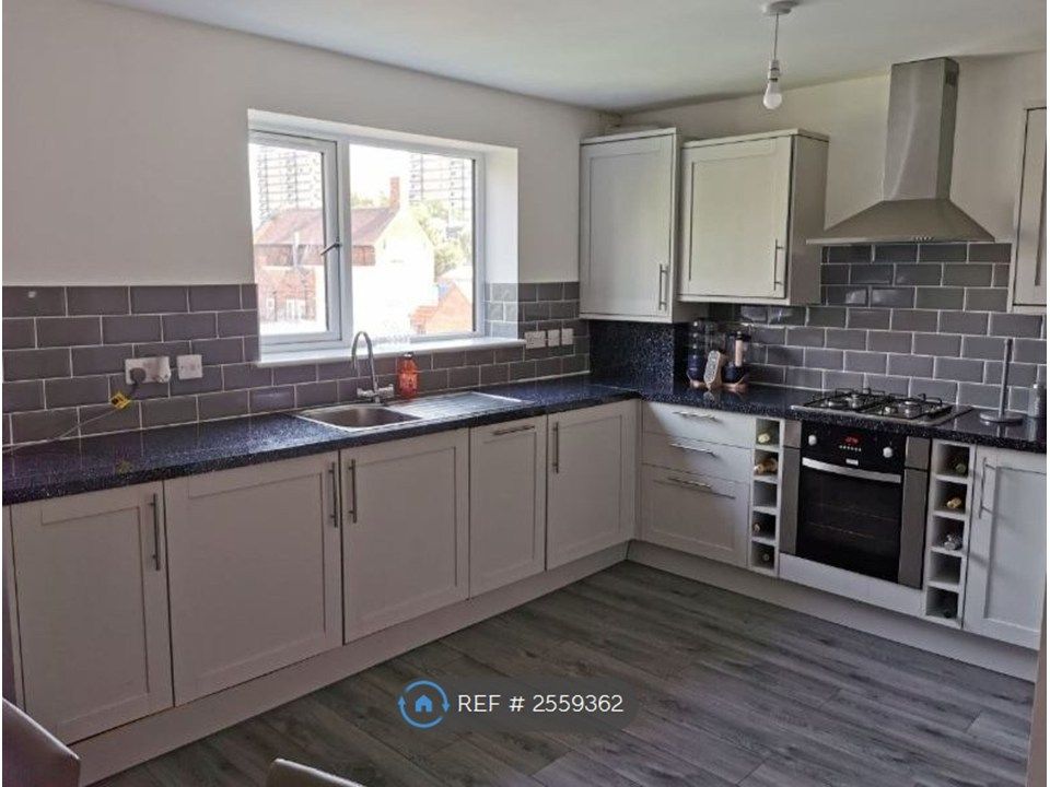 Property photo 3 of 12 Kitchen