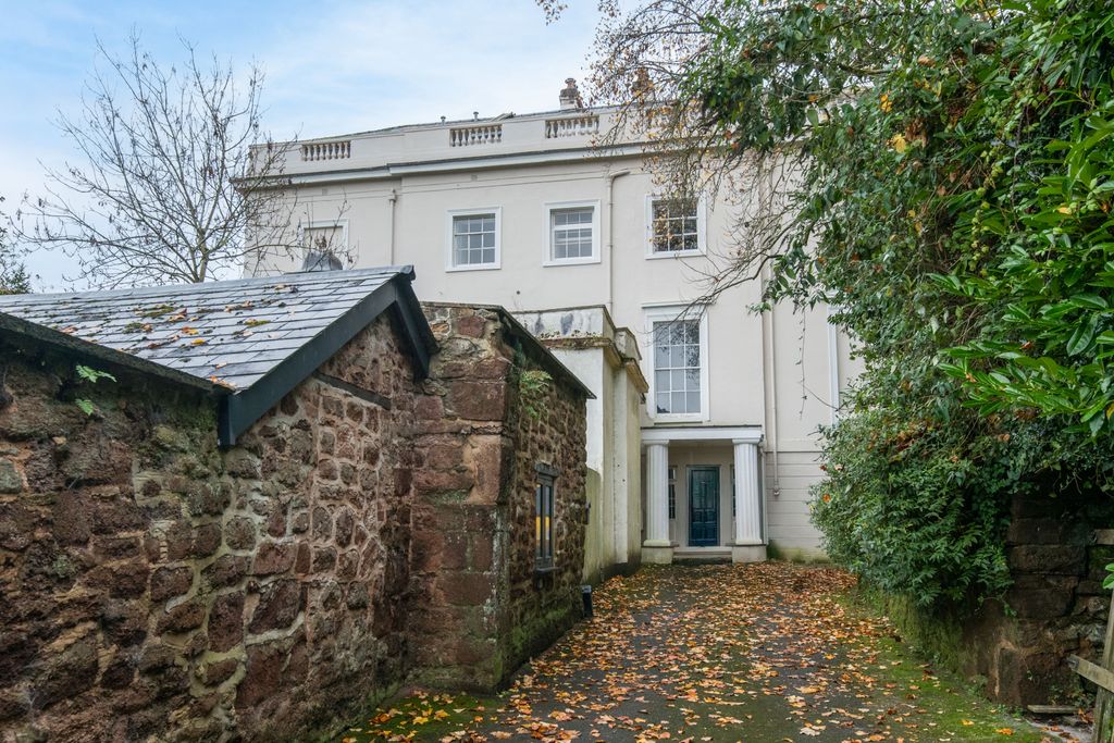 Property photo 2 of 23