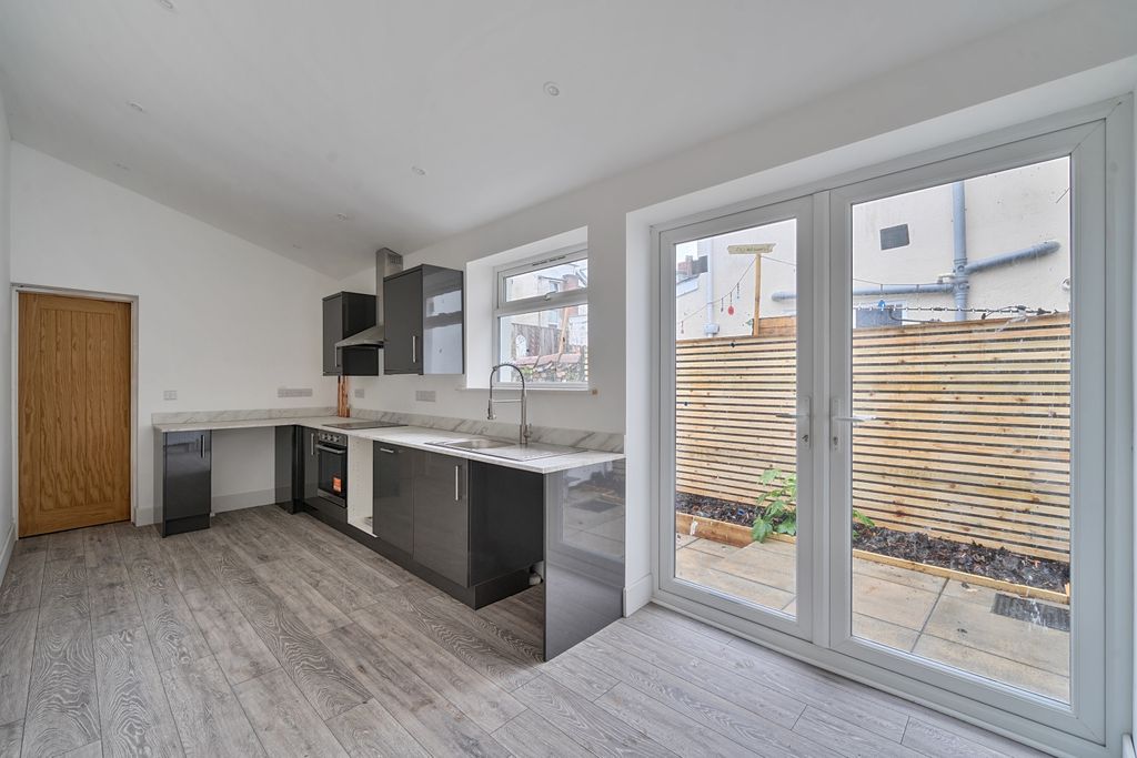 Property photo 2 of 13 1355643-19-6901F3Ab9E5Af-Arw-1