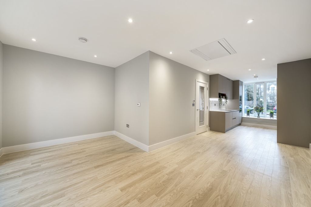 Property photo 2 of 13 952803 (3)