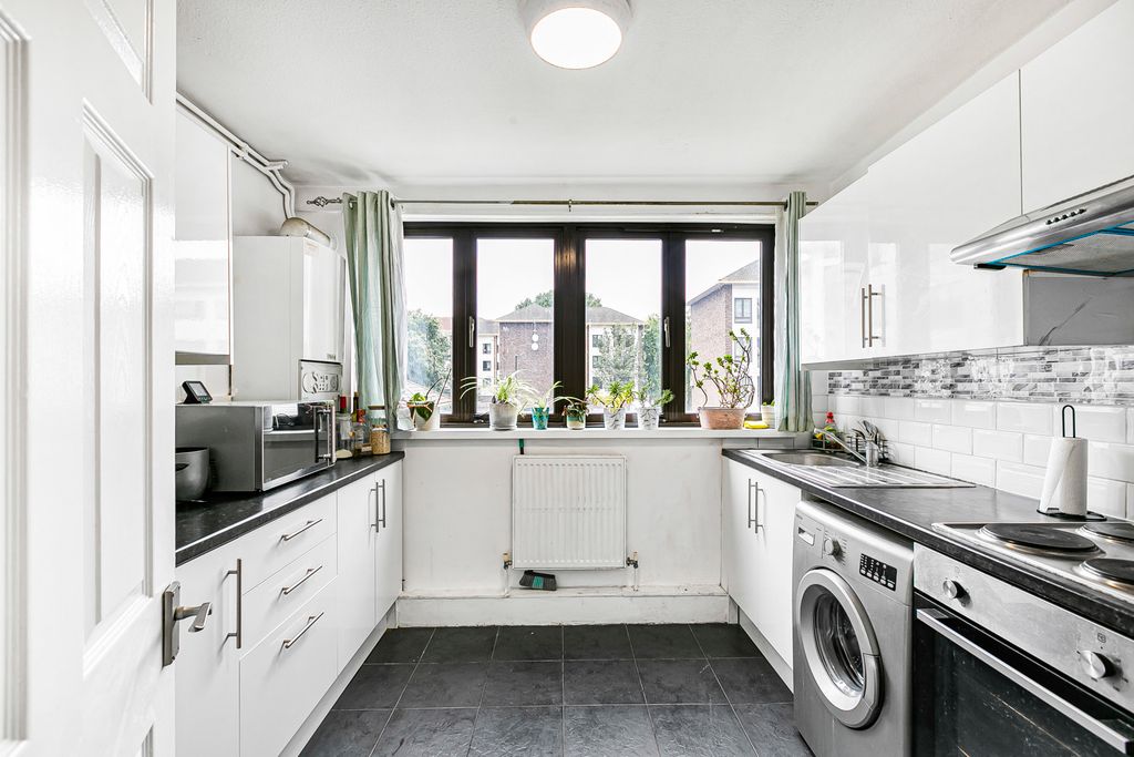 Property photo 3 of 19 Kitchen