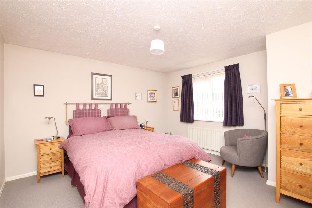 Property photo 3 of 14 Bedroom 1.Jpg