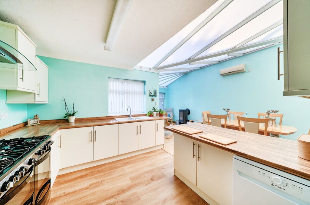 Property photo 3 of 22 1381281-8-69204Bb93420A