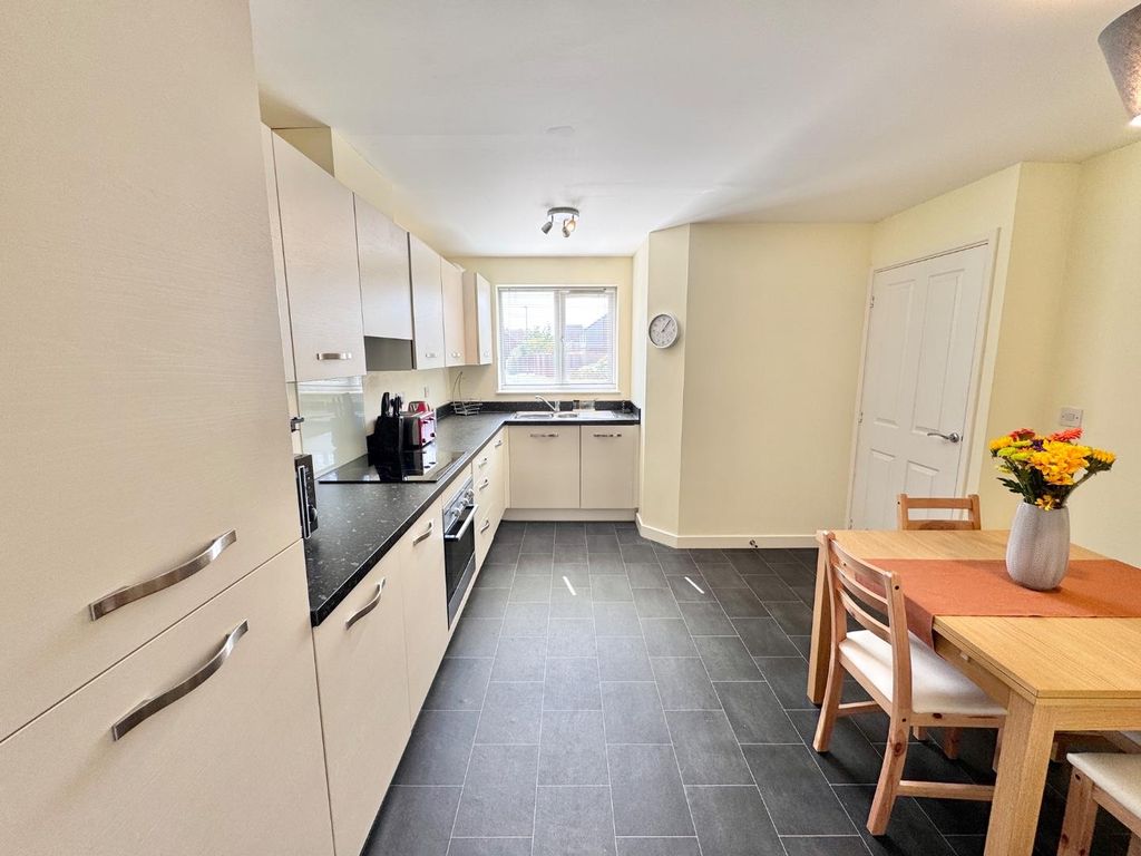 Property photo 3 of 17 Kitchen